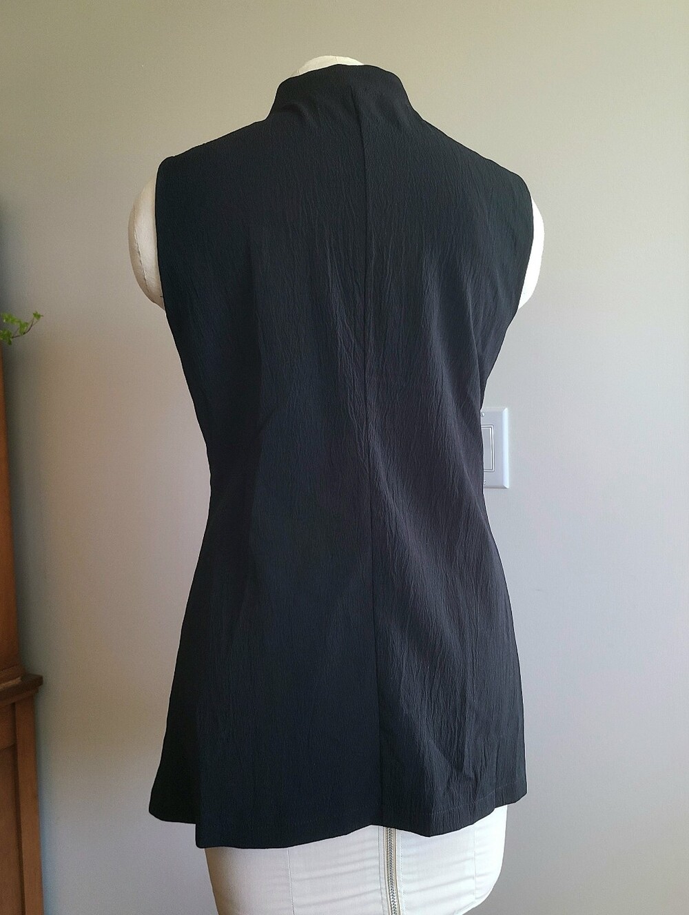 Long Black Sleeveless Vest - Picture 4 of 10